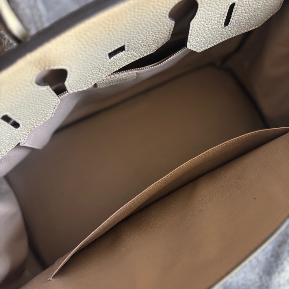 Elegant Tan Tote Bag - Picture 3 of 9